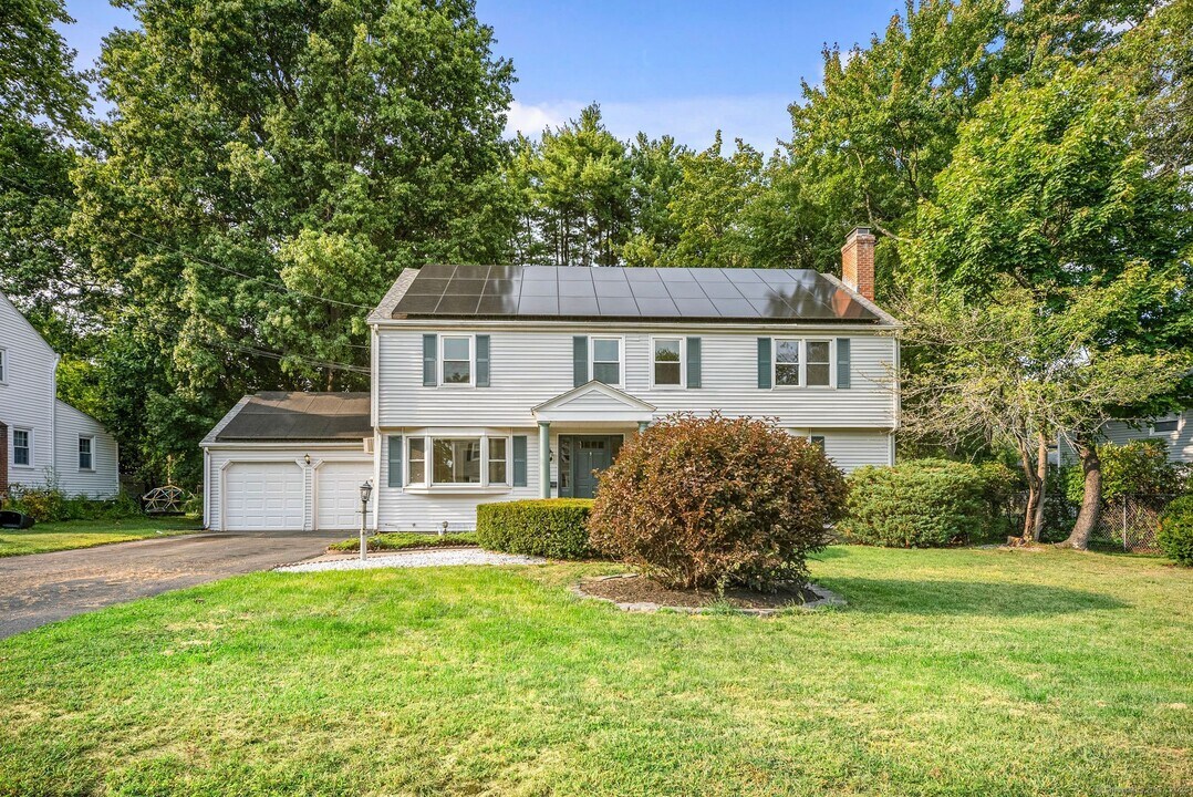 8 Tanglewood Rd in West Hartford, CT - Building Photo