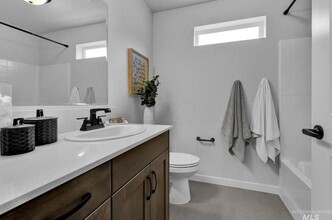 1482 W Woodpine St in Meridian, ID - Building Photo - Building Photo