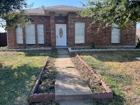 2066 Vista Dr in Lewisville, TX - Building Photo