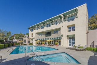 The Lexington Apartments in Davis, CA - Foto de edificio - Building Photo