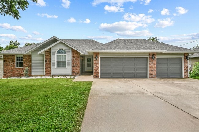 5953 S Roanoke Ave in Springfield, MO - Foto de edificio - Building Photo
