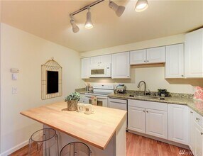 11208 NE 68th St, Unit 111 in Kirkland, WA - Building Photo - Building Photo