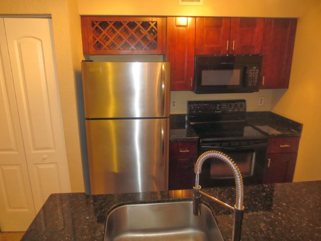 2871 N Oakland Forest Dr in Fort Lauderdale, FL - Building Photo - Building Photo