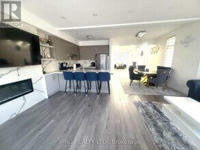 817-817 Conlin Rd E in Oshawa, ON - Building Photo - Building Photo