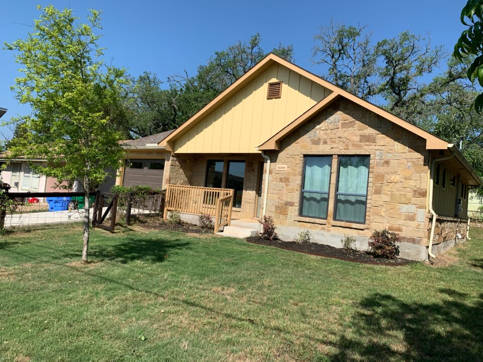 11018 Oak St in Jonestown, TX - Building Photo