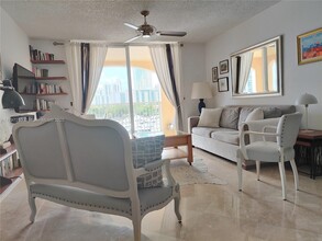 19877 E Country Club Dr in Miami, FL - Building Photo - Building Photo