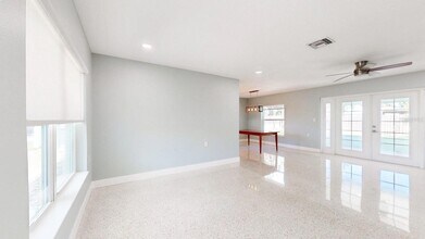 10133 4th St E in Treasure Island, FL - Foto de edificio - Building Photo