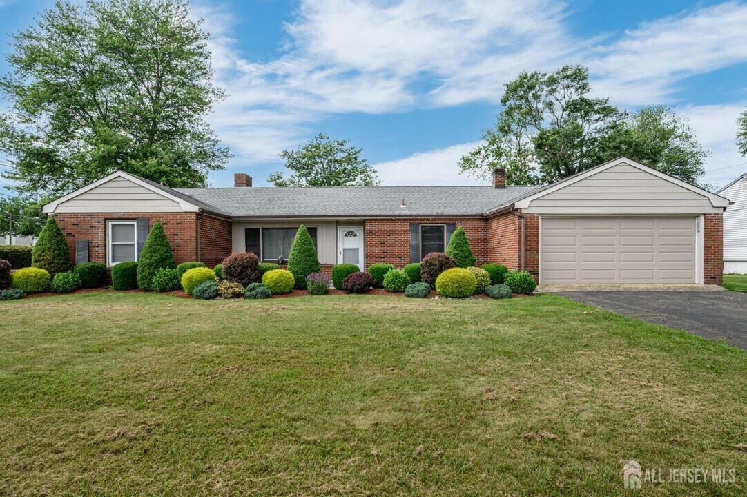 426 Elizabeth Ave in Franklin Township, NJ - Building Photo