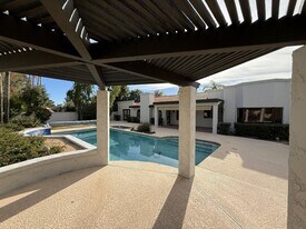 8308 E Vista De Valle in Scottsdale, AZ - Building Photo