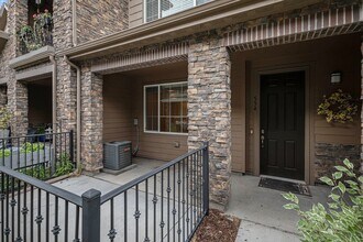 534 E Dry Creek Pl in Littleton, CO - Building Photo - Building Photo