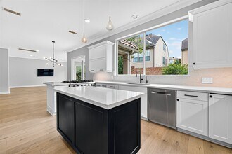 2731 Stuart Manor in Houston, TX - Building Photo - Building Photo
