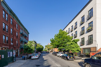 216 Pulaski St in Brooklyn, NY - Foto de edificio - Building Photo