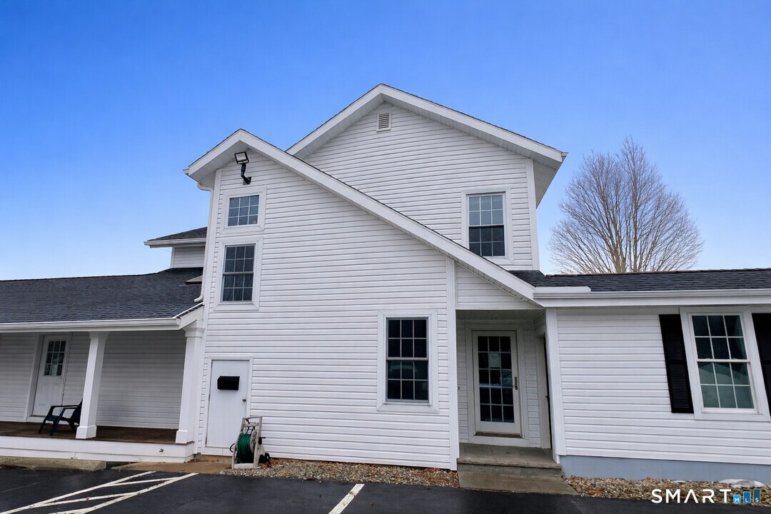 435 Foxon Rd in North Branford, CT - Building Photo