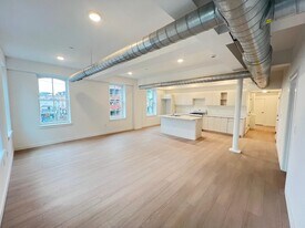 141 Christopher Columbus Dr in Jersey City, NJ - Building Photo