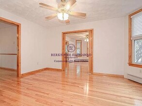 24 Burnside Ave, Unit 24 in Somerville, MA - Foto de edificio - Building Photo