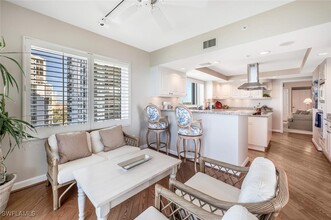8231 Bay Colony Dr in Naples, FL - Foto de edificio - Building Photo