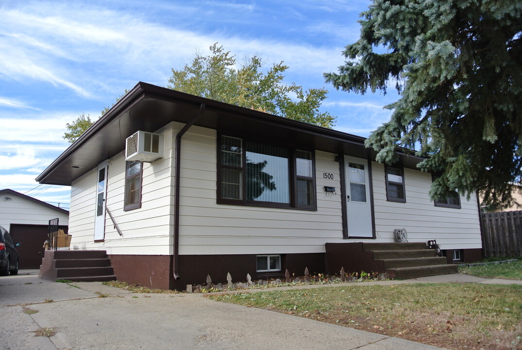 1500 Main St S in Minot, ND - Building Photo