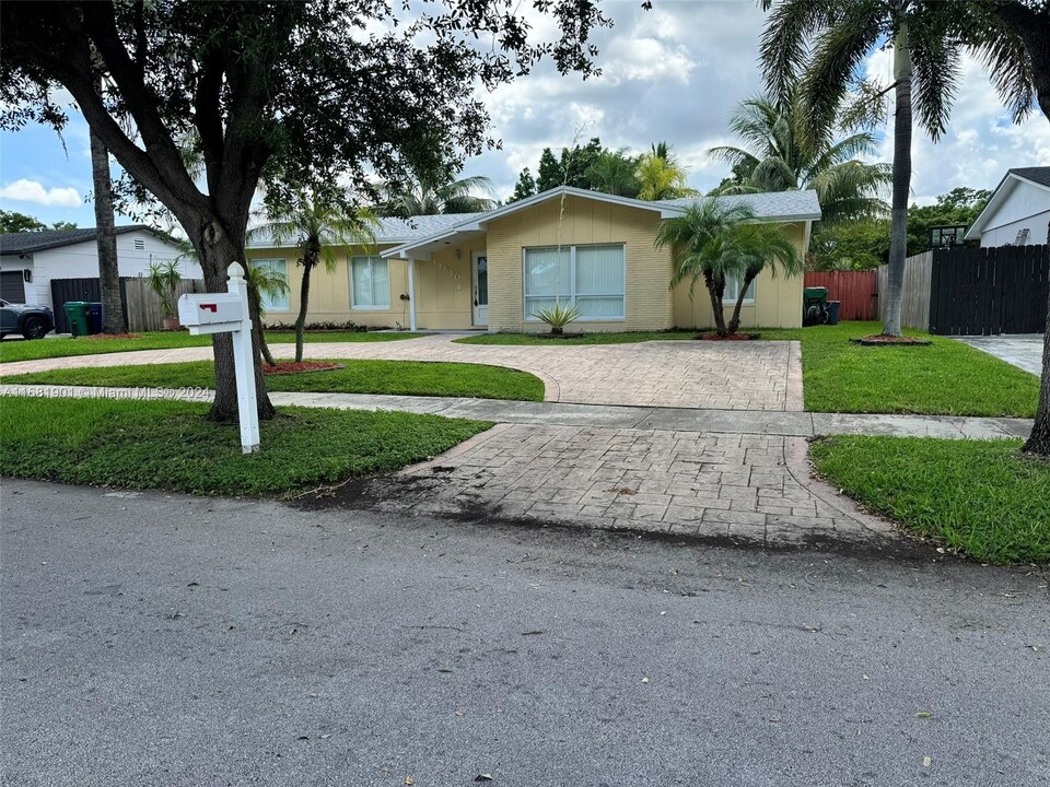 11610 SW 119th Pl Rd in Miami, FL - Foto de edificio