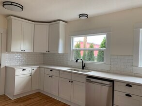 445 NE 68th Ave in Portland, OR - Building Photo - Building Photo