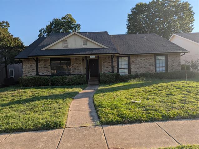 property at 2821 Stratford Ln