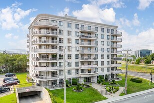 2956 De La Côte-Vertu Boul in Montréal, QC - Building Photo