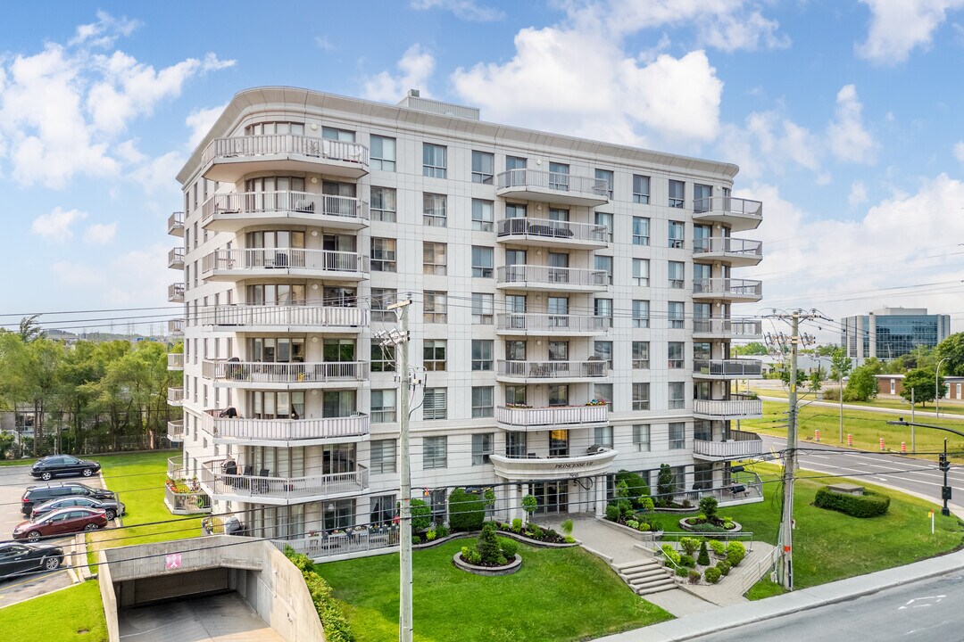 2956 De La Côte-Vertu Boul in Montréal, QC - Building Photo