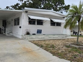 5027 4th St W in Bradenton, FL - Building Photo