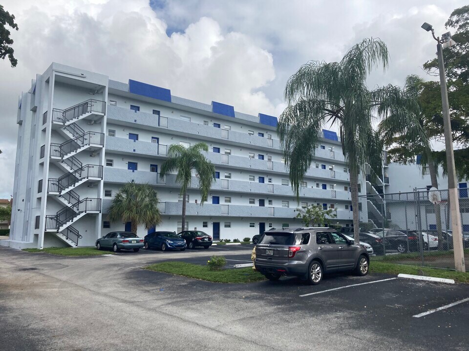 7561 NW 16th St in Plantation, FL - Building Photo
