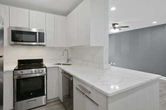 6826 N Ridge Blvd in Chicago, IL - Foto de edificio - Building Photo