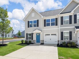 901 Leyburn Ln in Greenville, SC - Building Photo