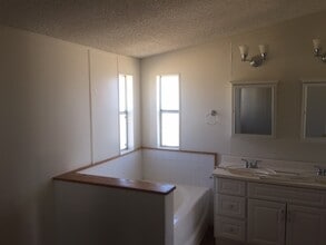 4235 Whispering Oak Way in Paso Robles, CA - Building Photo - Building Photo