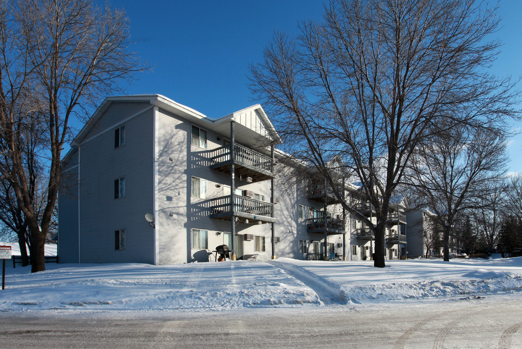 County Line Plaza in Greenfield, MN - Building Photo