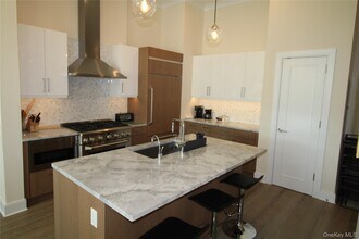 100 Garvies Point Rd in Glen Cove, NY - Building Photo - Building Photo