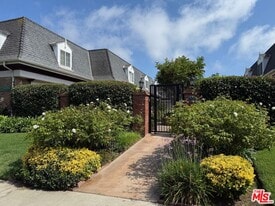 8130 Redlands St in Los Angeles, CA - Building Photo