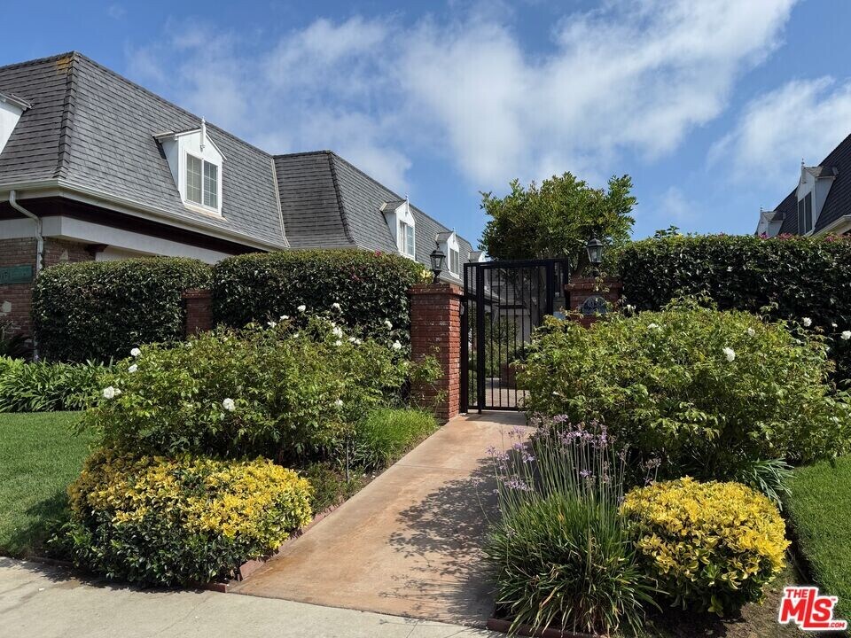 8130 Redlands St in Los Angeles, CA - Building Photo