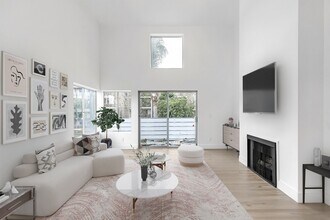 3756 Mentone Ave in Los Angeles, CA - Foto de edificio - Interior Photo