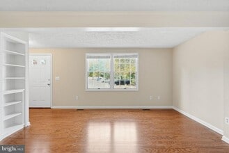 1118 Casper Dr in Herndon, VA - Building Photo - Building Photo