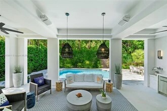 1281 S Venetian Way in Miami Beach, FL - Building Photo - Building Photo