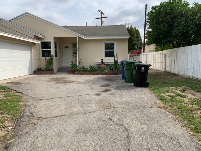 16018 Tuba St in Los Angeles, CA - Foto de edificio - Building Photo