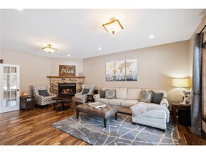 6111 Kalen Dr in Woodbury, MN - Foto de edificio - Building Photo