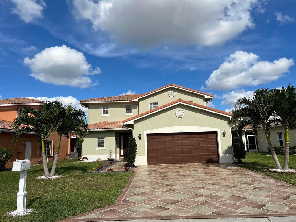 6720 Eagle Ridge Dr in Greenacres, FL - Building Photo