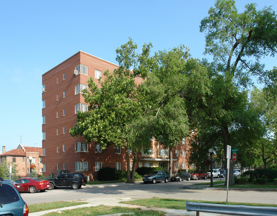 Dundee View in Omaha, NE - Building Photo