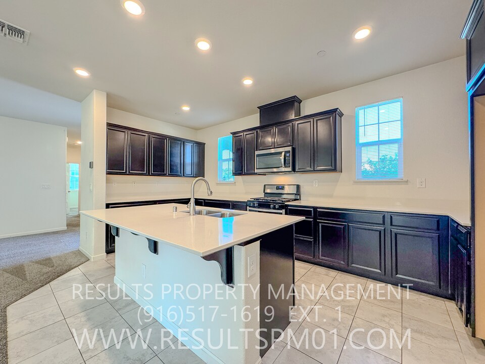 240 Uccello Way in Sacramento, CA - Building Photo