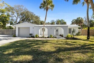 5223 Shadow Lawn Dr in Siesta Key, FL - Building Photo