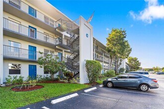 301 SW 135th Ave in Pembroke Pines, FL - Building Photo - Building Photo