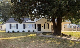 1324 Wells Station Rd in Memphis, TN - Building Photo