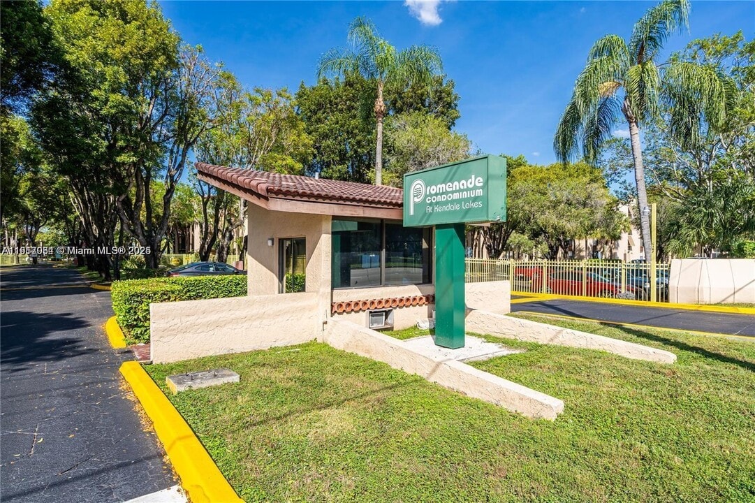 14501 N Kendall Dr in Miami, FL - Building Photo
