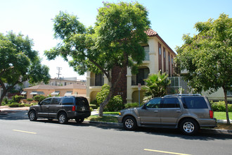 225 N Isabel St in Glendale, CA - Building Photo - Building Photo