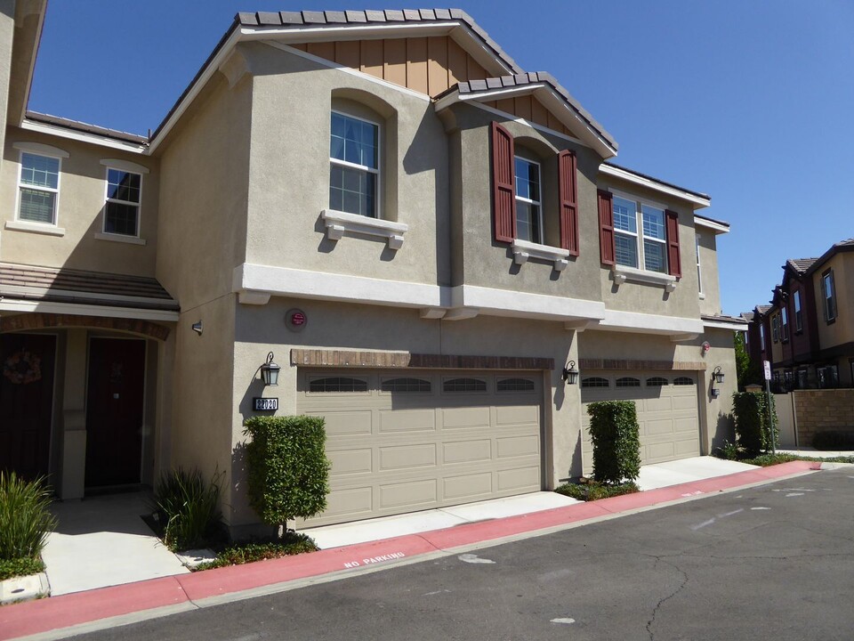 22020 Barrington Way in Santa Clarita, CA - Foto de edificio