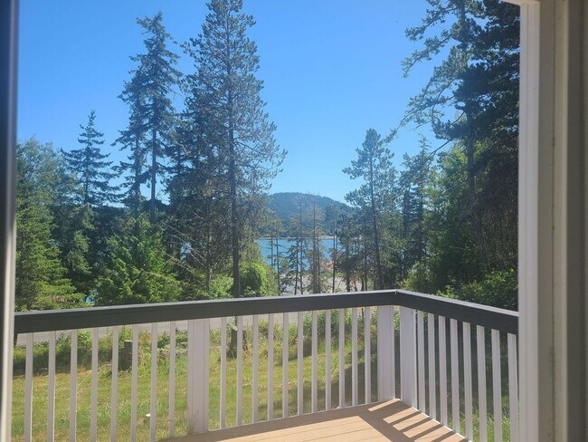 224 White Point Rd in Friday Harbor, WA - Foto de edificio - Building Photo